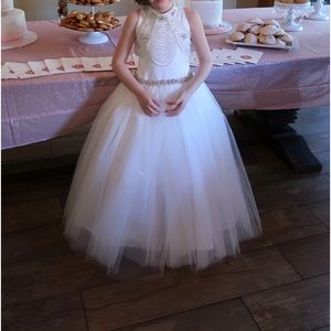 One of a kid communion dress. Size 8.